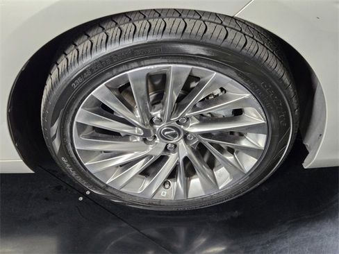 Certified 2022 Lexus ES 300h w/ Luxury Package image 9