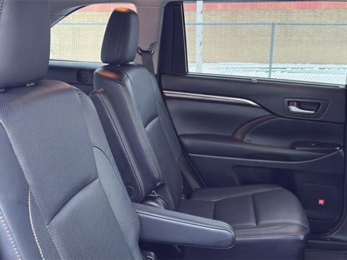 Used 2015 Toyota Highlander Limited image 32