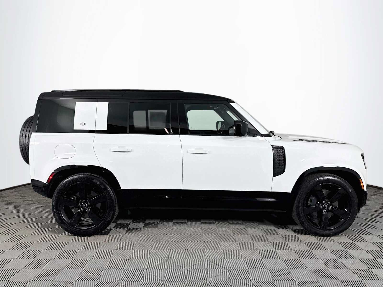 Used 2024 Land Rover Defender 110 X-Dynamic SE AWD/4WD image 4