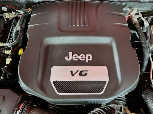 Used 2017 Jeep Wrangler Sport w/ Quick Order Package 24S AWD/4WD image 13