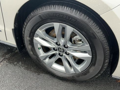 Used 2021 Toyota Sienna Limited image 6