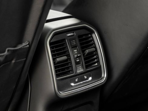 Certified 2024 Porsche Macan AWD/4WD image 35