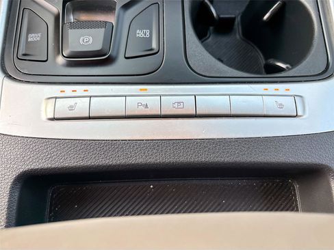 Used 2025 Kia Carnival FWD image 21