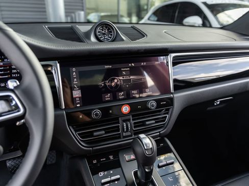 Certified 2026 Porsche Macan AWD/4WD image 30