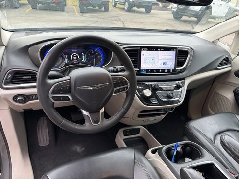 Used 2023 Chrysler Pacifica Touring-L image 9