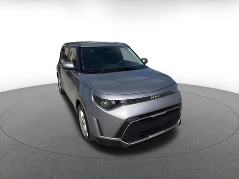 Used 2025 Kia Soul LX w/ LX Technology Package FWD image 3
