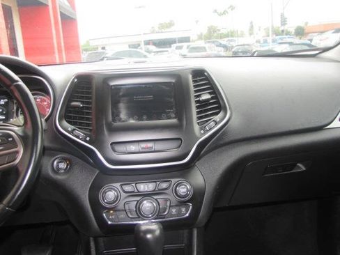 Used 2019 Jeep Cherokee Latitude Plus image 15