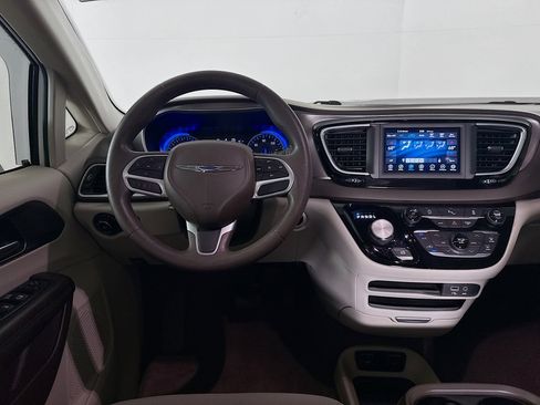 Used 2018 Chrysler Pacifica Touring Plus FWD image 26