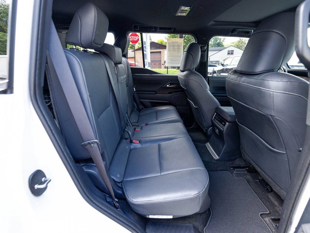 Used 2024 Lexus GX 550 w/ Accessory Package (31) AWD/4WD image 28