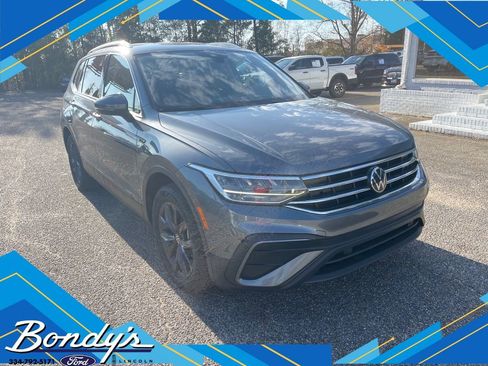 Used 2024 Volkswagen Tiguan SE FWD image 1