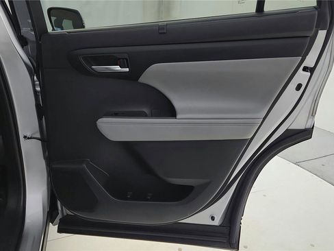 Certified 2024 Toyota Highlander XLE image 31