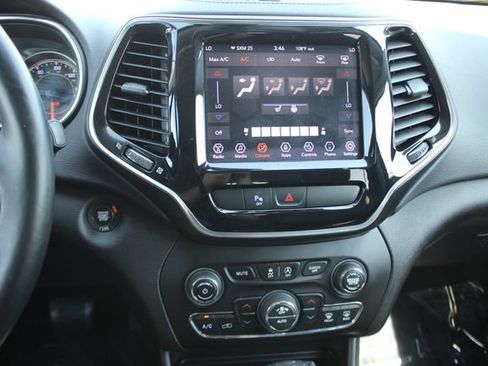 Used 2019 Jeep Cherokee Limited AWD/4WD image 4