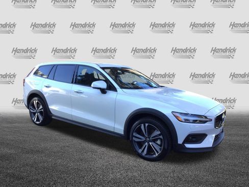 Certified 2025 Volvo V60 B5 Cross Country Plus image 2