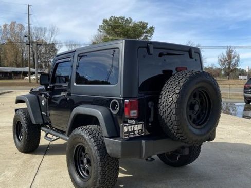 Used 2018 Jeep Wrangler Rubicon w/ Power Convenience Group image 8