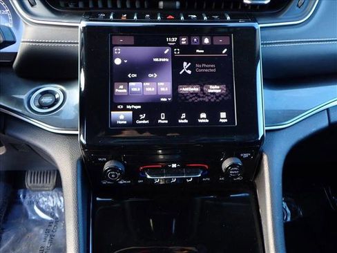 Used 2023 Jeep Grand Cherokee Laredo image 16