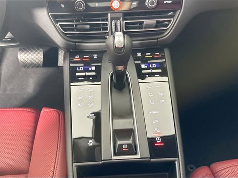 Certified 2025 Porsche Macan image 29