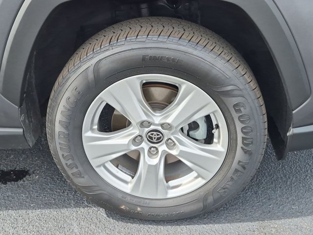 Used 2021 Toyota RAV4 XLE w/ Convenience Package FWD image 21