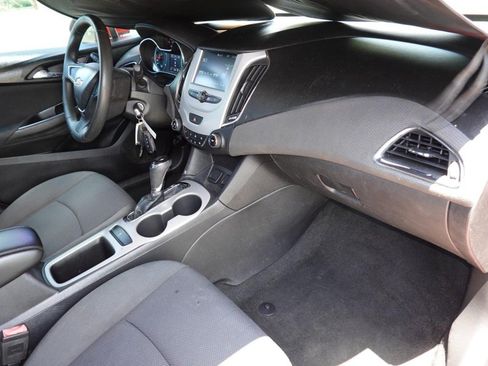 Used 2017 Chevrolet Cruze LS FWD image 21