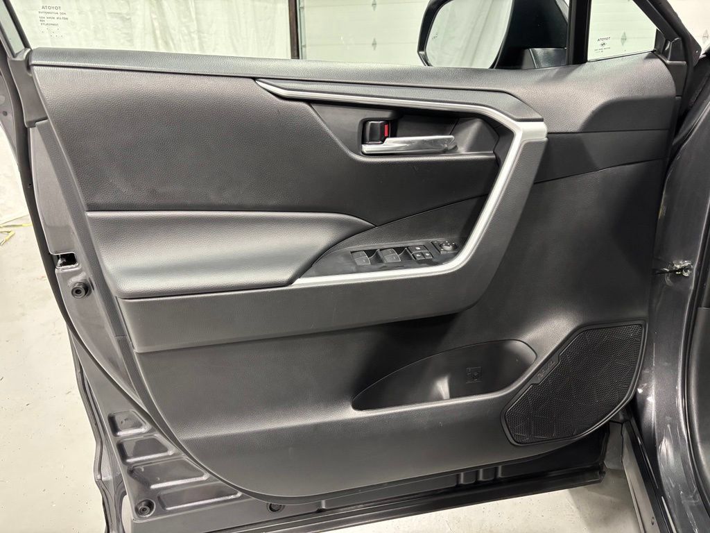Used 2025 Toyota RAV4 XLE AWD/4WD image 8