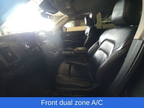 Used 2023 Nissan Pathfinder SL AWD/4WD image 4