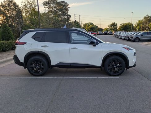 Used 2023 Nissan Rogue SV w/ SV Premium B Package FWD image 3