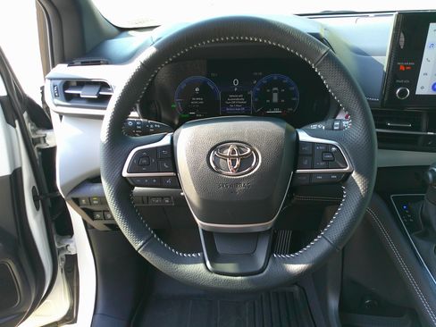 Used 2025 Toyota Sienna XSE image 19