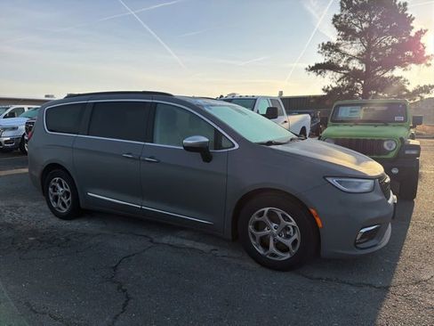Used 2023 Chrysler Pacifica Limited image 7