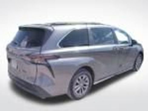Used 2024 Toyota Sienna XLE image 3