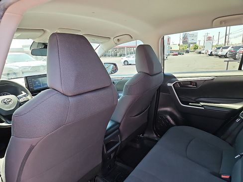 Used 2021 Toyota RAV4 LE FWD image 9