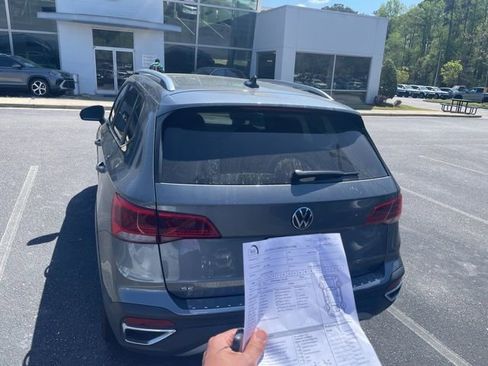 Used 2022 Volkswagen Taos SE image 3