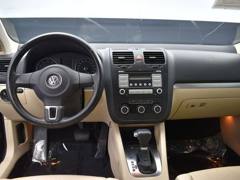 Used 2010 Volkswagen Jetta Limited Edition FWD image 8