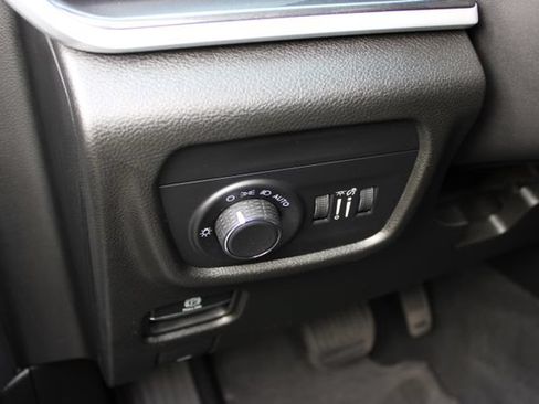 Used 2023 Jeep Grand Cherokee Laredo AWD/4WD image 11