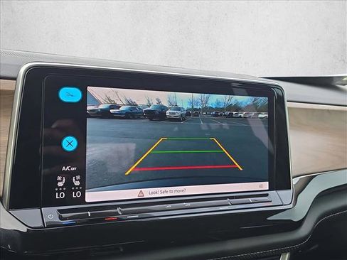 Certified 2025 Volkswagen Atlas SE image 8