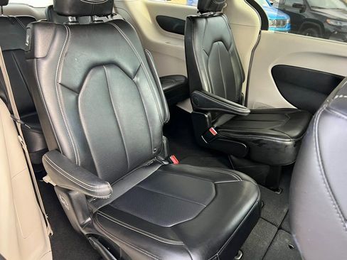Used 2024 Chrysler Pacifica Touring-L image 16