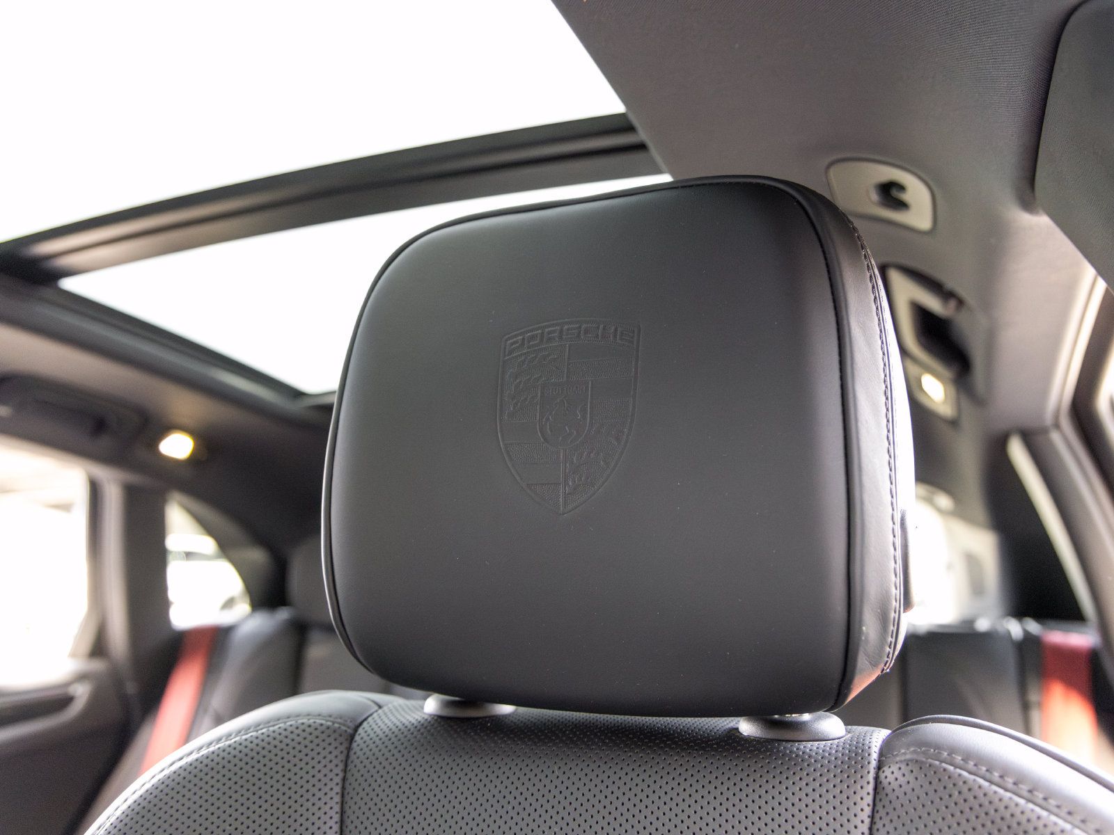 Used 2023 Porsche Macan AWD/4WD image 32
