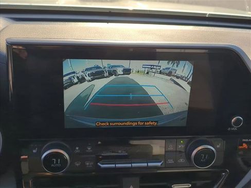 Used 2023 Toyota Highlander XLE FWD image 17