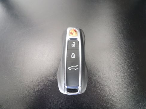 Certified 2023 Porsche Cayenne Platinum Edition image 25