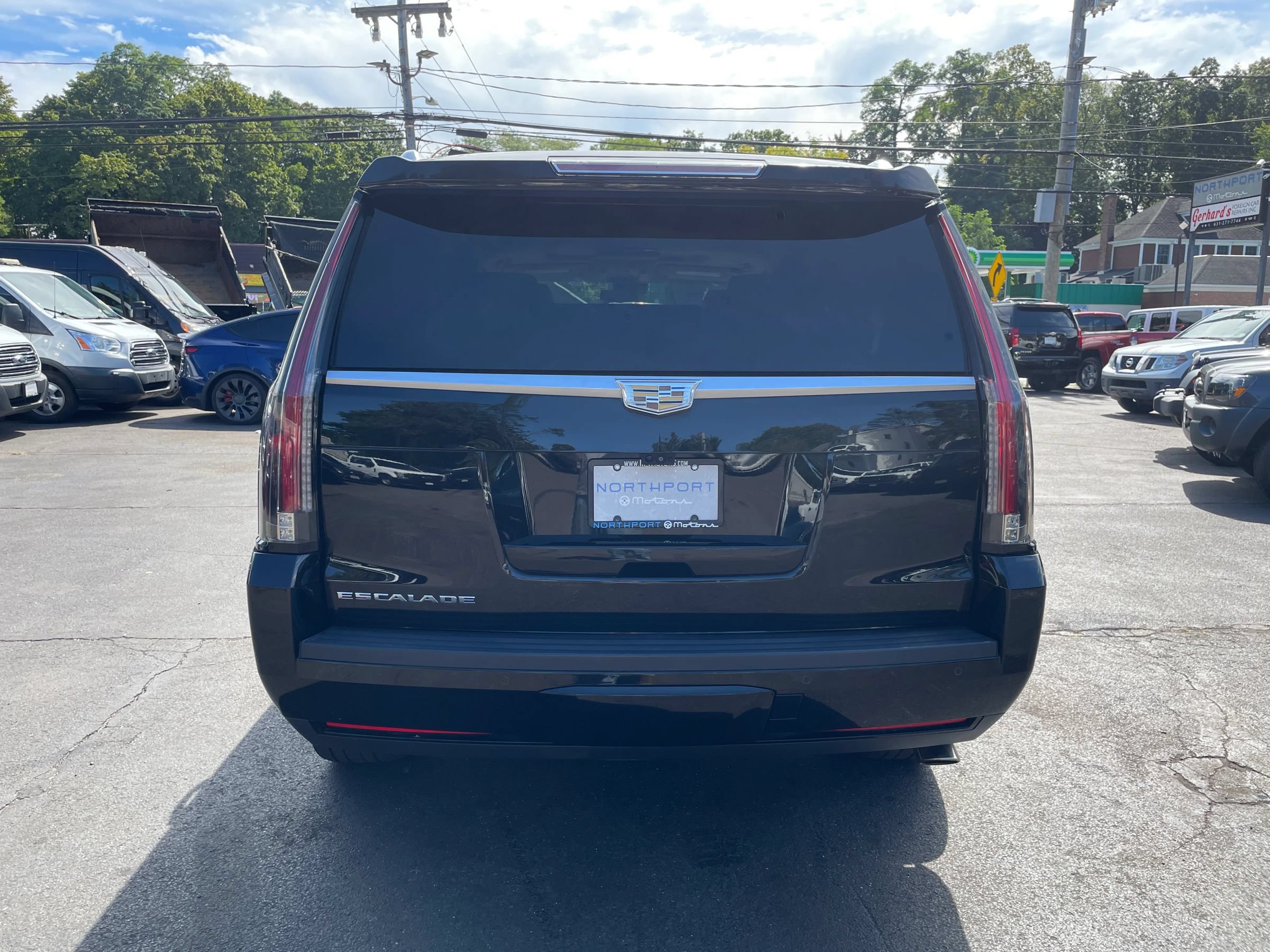 Used 2017 Cadillac Escalade Premium Luxury AWD/4WD image 4