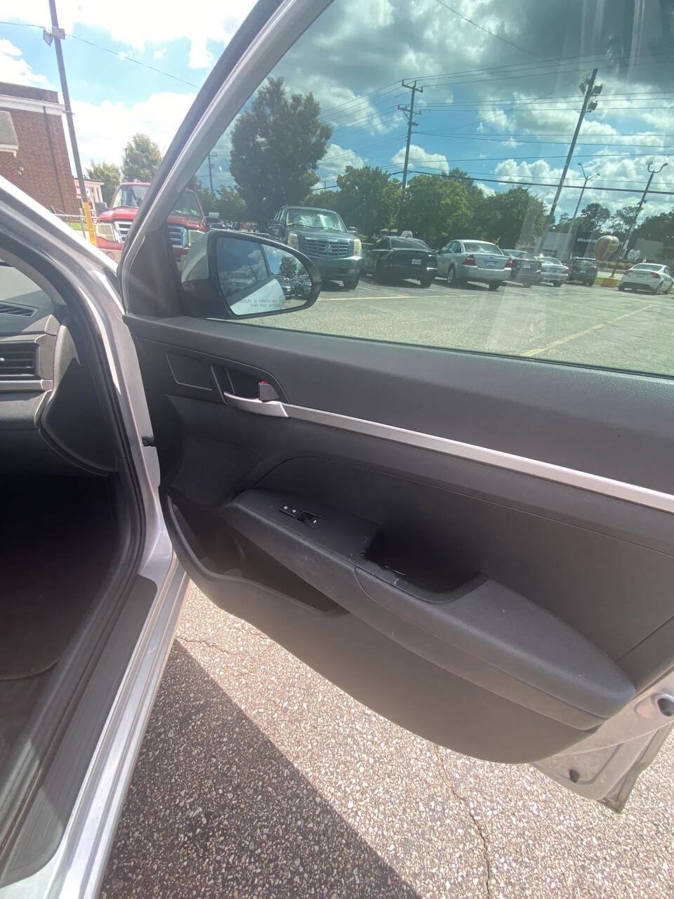 Used 2019 Hyundai Elantra SE w/ Cargo Package FWD image 8