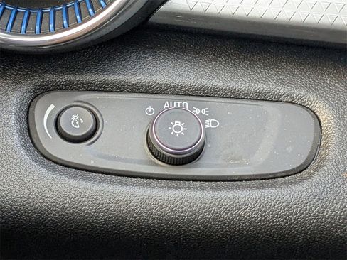 Certified 2025 Chevrolet Trax LT image 30