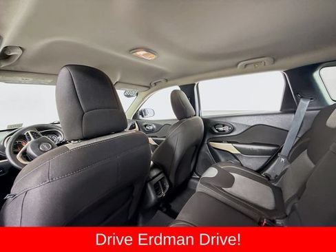 Used 2018 Jeep Cherokee Latitude FWD image 10