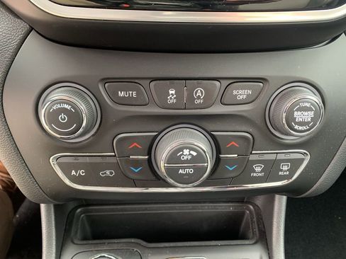 Used 2020 Jeep Cherokee Limited image 26