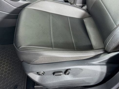 Used 2021 Volkswagen Tiguan SE image 23