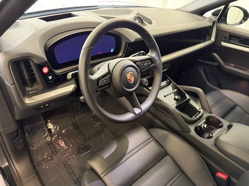 Certified 2025 Porsche Cayenne E-Hybrid Coupe AWD/4WD image 4