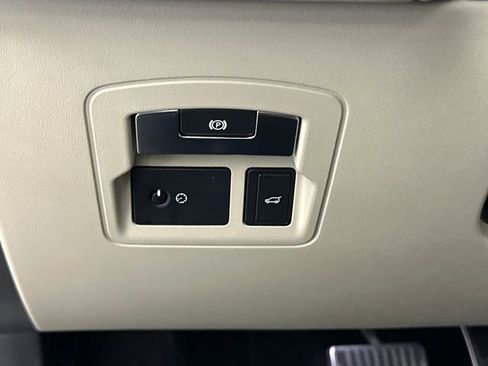 Used 2018 Land Rover Range Rover Velar R-Dynamic SE image 19