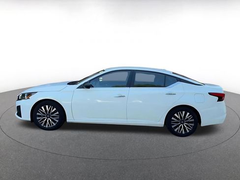 Used 2025 Nissan Altima 2.5 SV FWD image 9