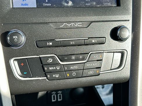 Used 2020 Ford Fusion SE image 18