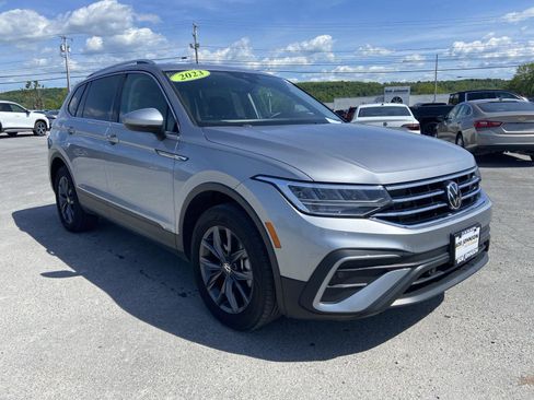 Used 2023 Volkswagen Tiguan SE w/ Panoramic Sunroof Package FWD image 1