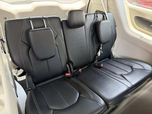 Used 2024 Chrysler Pacifica Touring-L FWD image 19