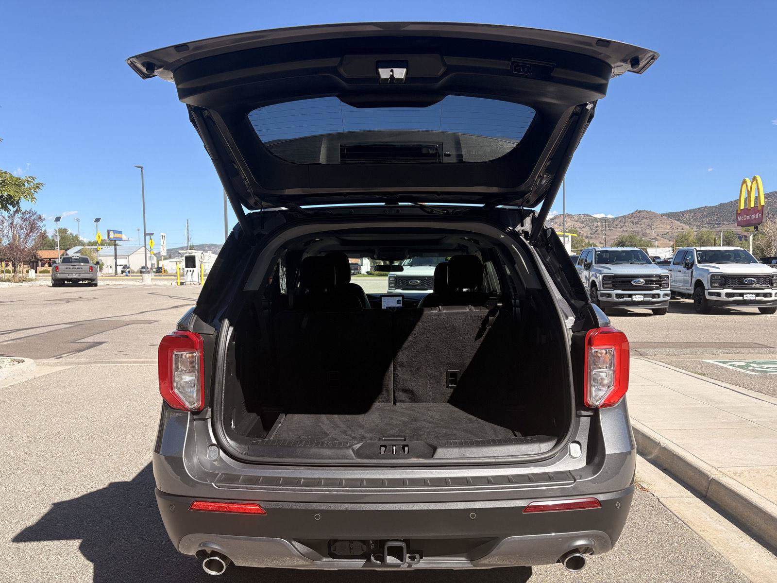 Used 2023 Ford Explorer XLT w/ Equipment Group 202A AWD/4WD image 4